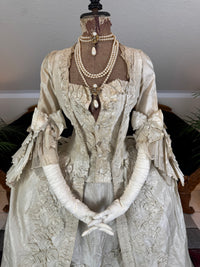 Robe rococo ivoire à la Française et jupon, ca. 1765
