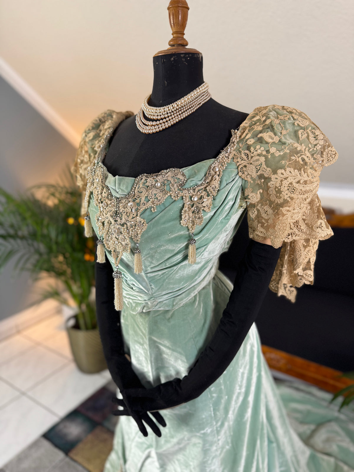 Antique ROUFF Paris Green Velvet Evening Dress – Victorian Couture ca. 1898