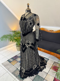 MARC WALTER Exceptional Evening Gown ca. 1904 – Parisian Couture Lace, Tulle & Velvet Masterpiece