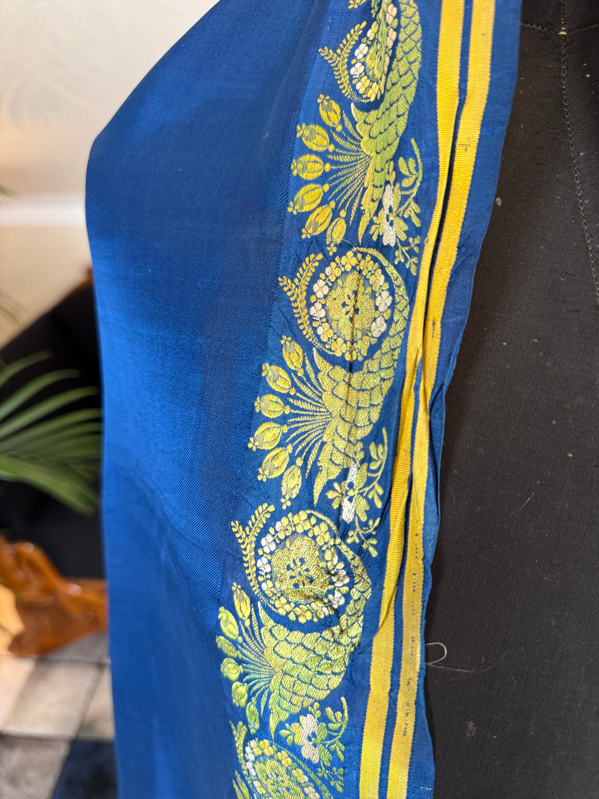 Rococo Elegance in Spitalfields Silk – Antique Stole, ca. 1790