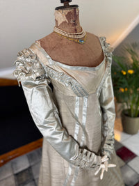 Robe du soir Empire en challis et satin bleu, vers 1815