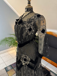 MARC WALTER Exceptional Evening Gown ca. 1904 – Parisian Couture Lace, Tulle & Velvet Masterpiece