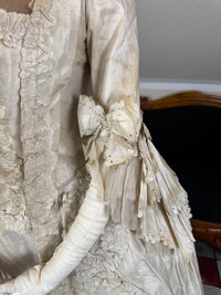 Robe rococo ivoire à la Française et jupon, ca. 1765
