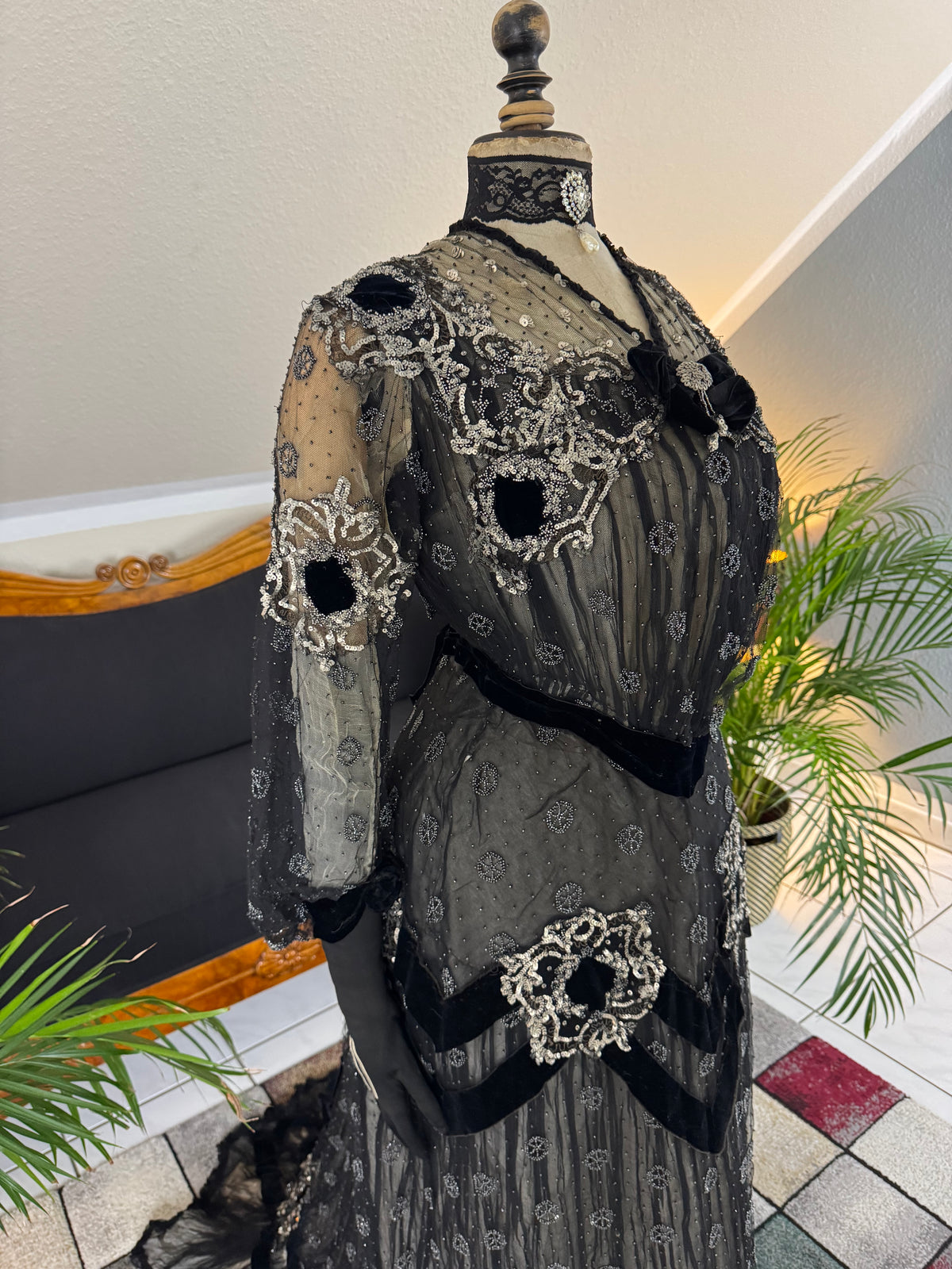 MARC WALTER Exceptional Evening Gown ca. 1904 – Parisian Couture Lace, Tulle & Velvet Masterpiece