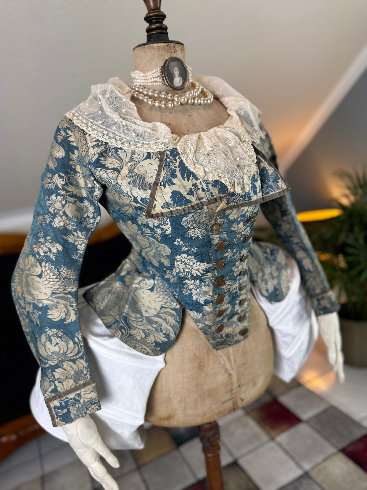 Rococo Caraco 1750 – Blue‑White Floral Silk, Riding‑Style Jacket