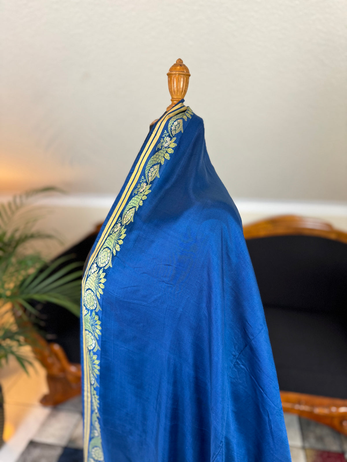 Rococo Elegance in Spitalfields Silk – Antique Stole, ca. 1790