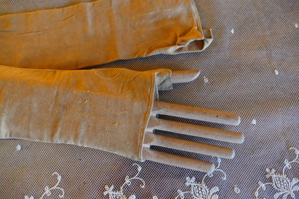 Gants en cuir anciens de style Biedermeier, vers 1825