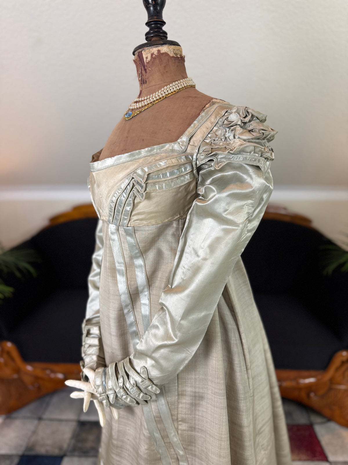 Robe du soir Empire en challis et satin bleu, vers 1815
