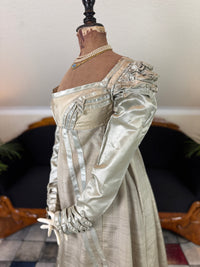 Robe du soir Empire en challis et satin bleu, vers 1815