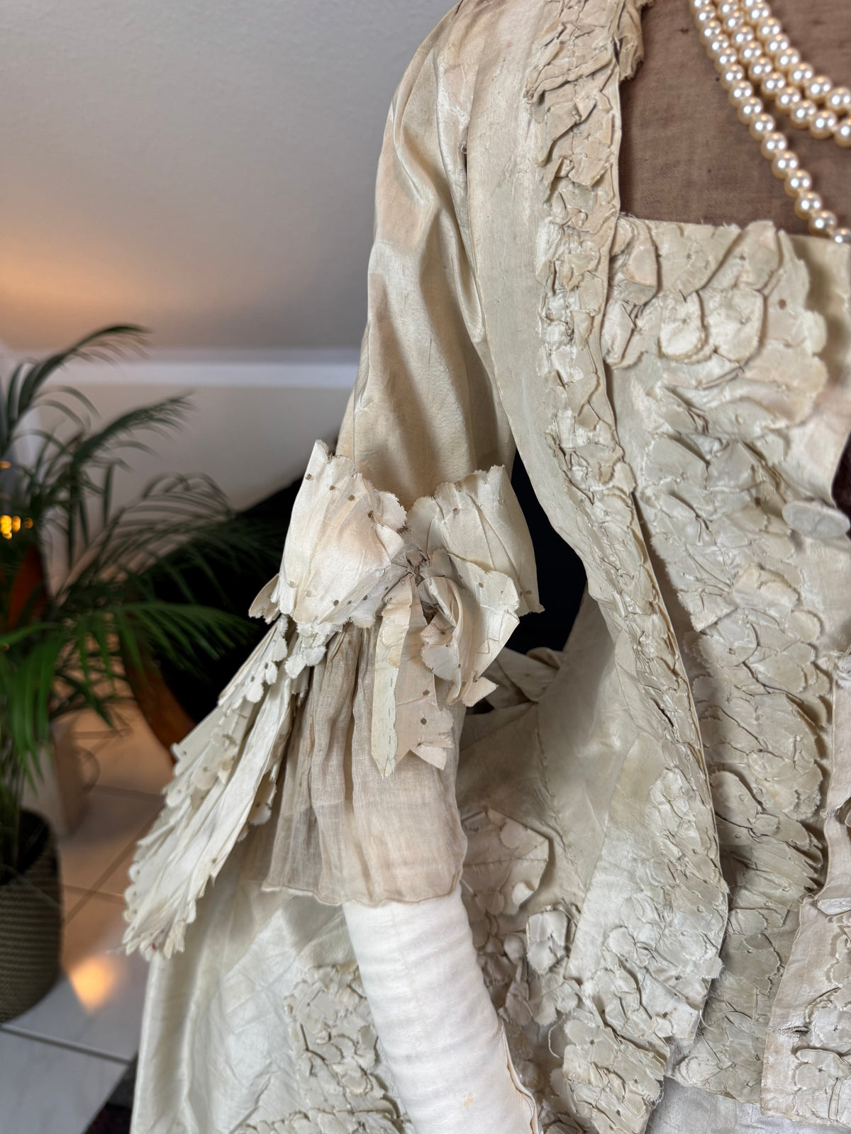 Robe rococo ivoire à la Française et jupon, ca. 1765