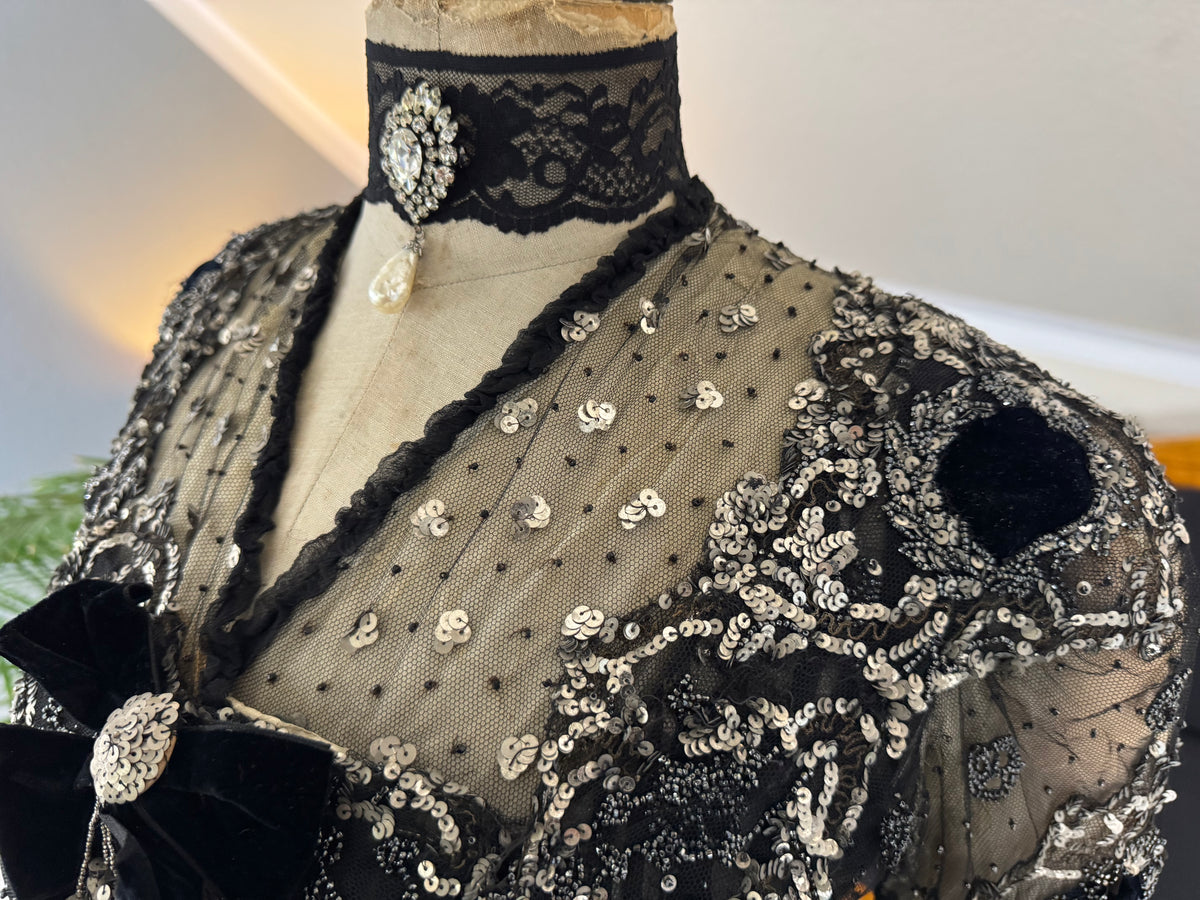 MARC WALTER Exceptional Evening Gown ca. 1904 – Parisian Couture Lace, Tulle & Velvet Masterpiece