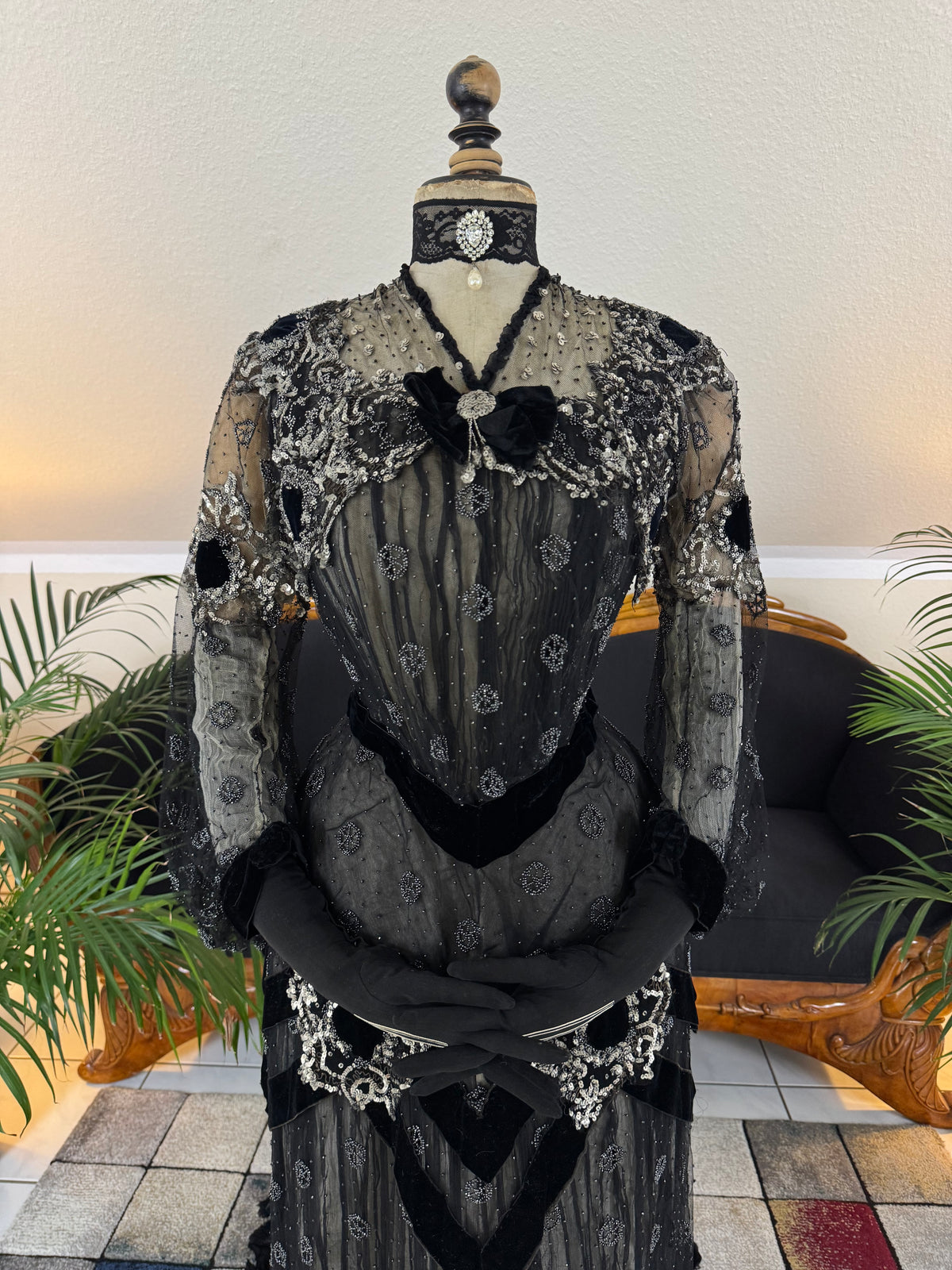 MARC WALTER Exceptional Evening Gown ca. 1904 – Parisian Couture Lace, Tulle & Velvet Masterpiece