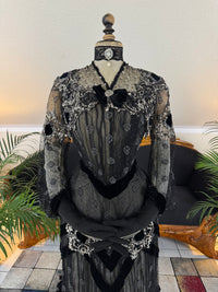MARC WALTER Exceptional Evening Gown ca. 1904 – Parisian Couture Lace, Tulle & Velvet Masterpiece