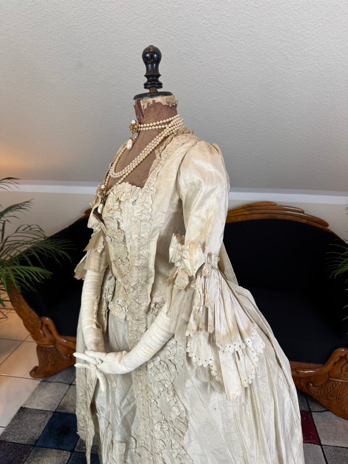Robe rococo ivoire à la Française et jupon, ca. 1765