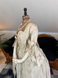 Robe rococo ivoire à la Française et jupon, ca. 1765