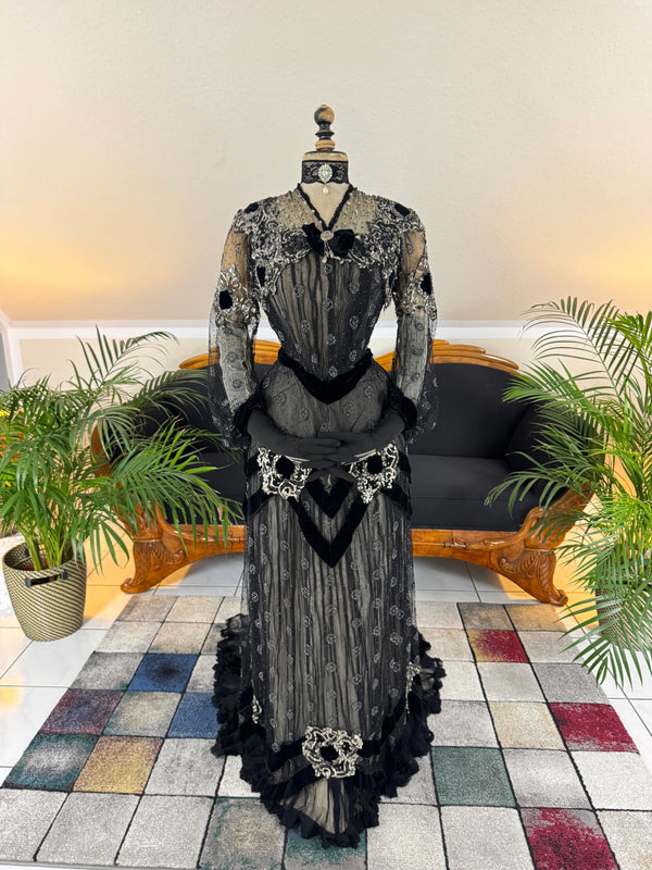 1900 dresses Vintage Early 1900s Edwardian Tiered Lawn Dress Ivory Victorian Edwardian 1900s 1910s Vintage Wrapper Dress with Train Bridal Gown Period Wedding Dress Theatrical Wear (Size 1900-1910: The Reign of The