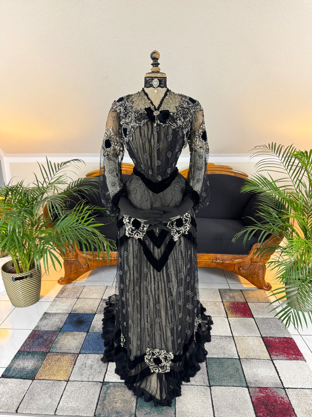 MARC WALTER Exceptional Evening Gown ca. 1904 – Parisian Couture Lace, Tulle & Velvet Masterpiece