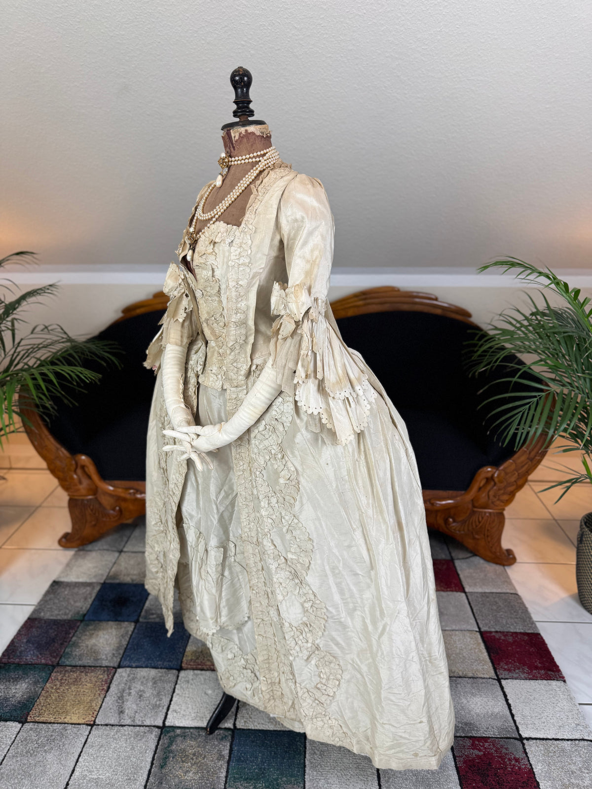 Robe rococo ivoire à la Française et jupon, ca. 1765