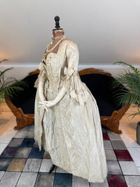 Robe rococo ivoire à la Française et jupon, ca. 1765