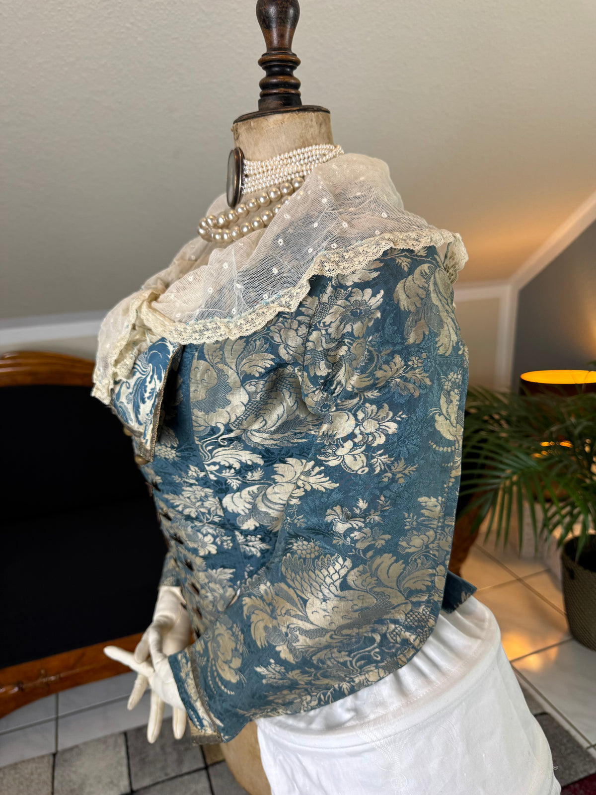 Rococo Caraco 1750 – Blue‑White Floral Silk, Riding‑Style Jacket