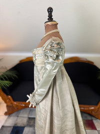 Robe du soir Empire en challis et satin bleu, vers 1815