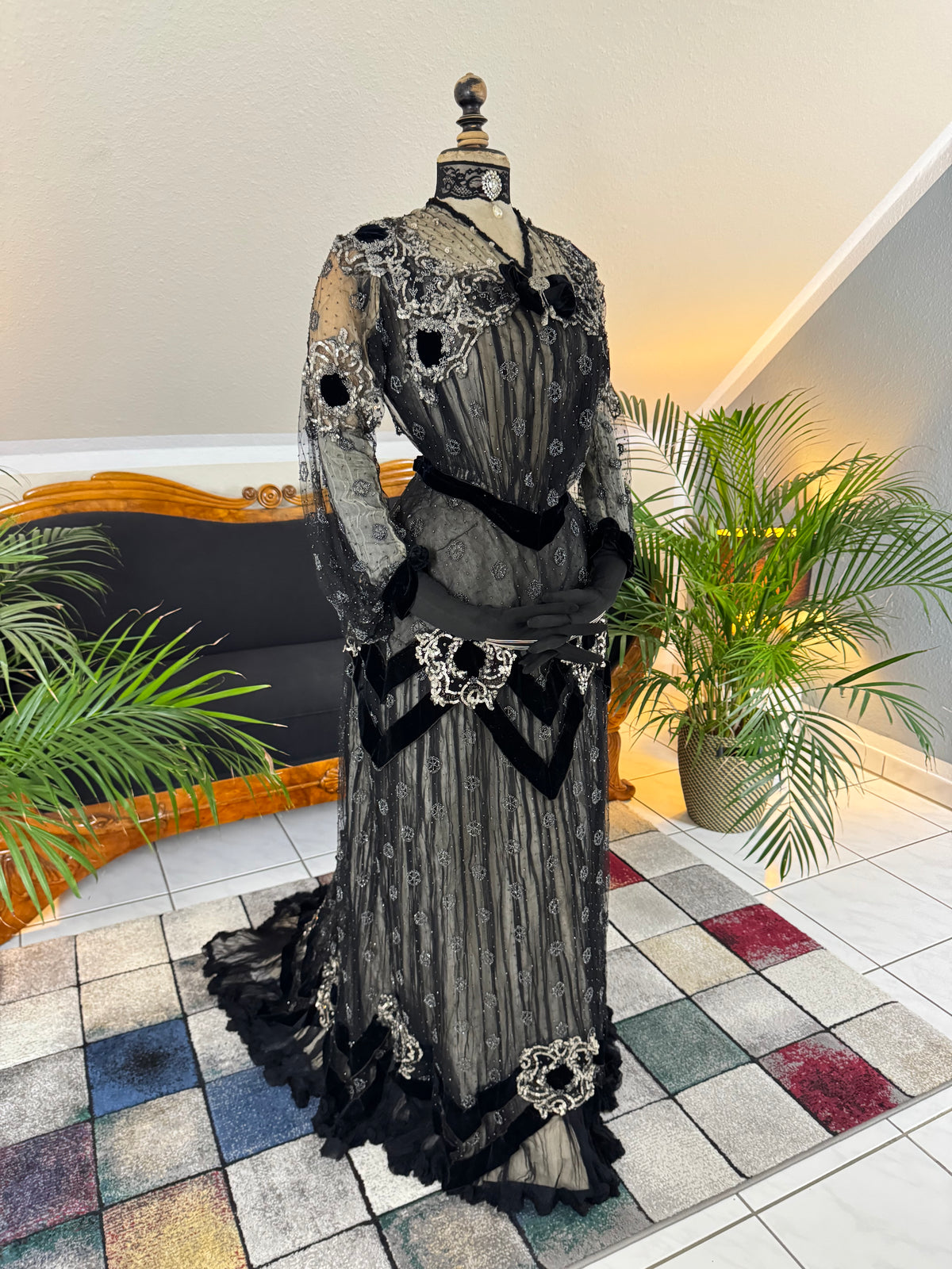 MARC WALTER Exceptional Evening Gown ca. 1904 – Parisian Couture Lace, Tulle & Velvet Masterpiece