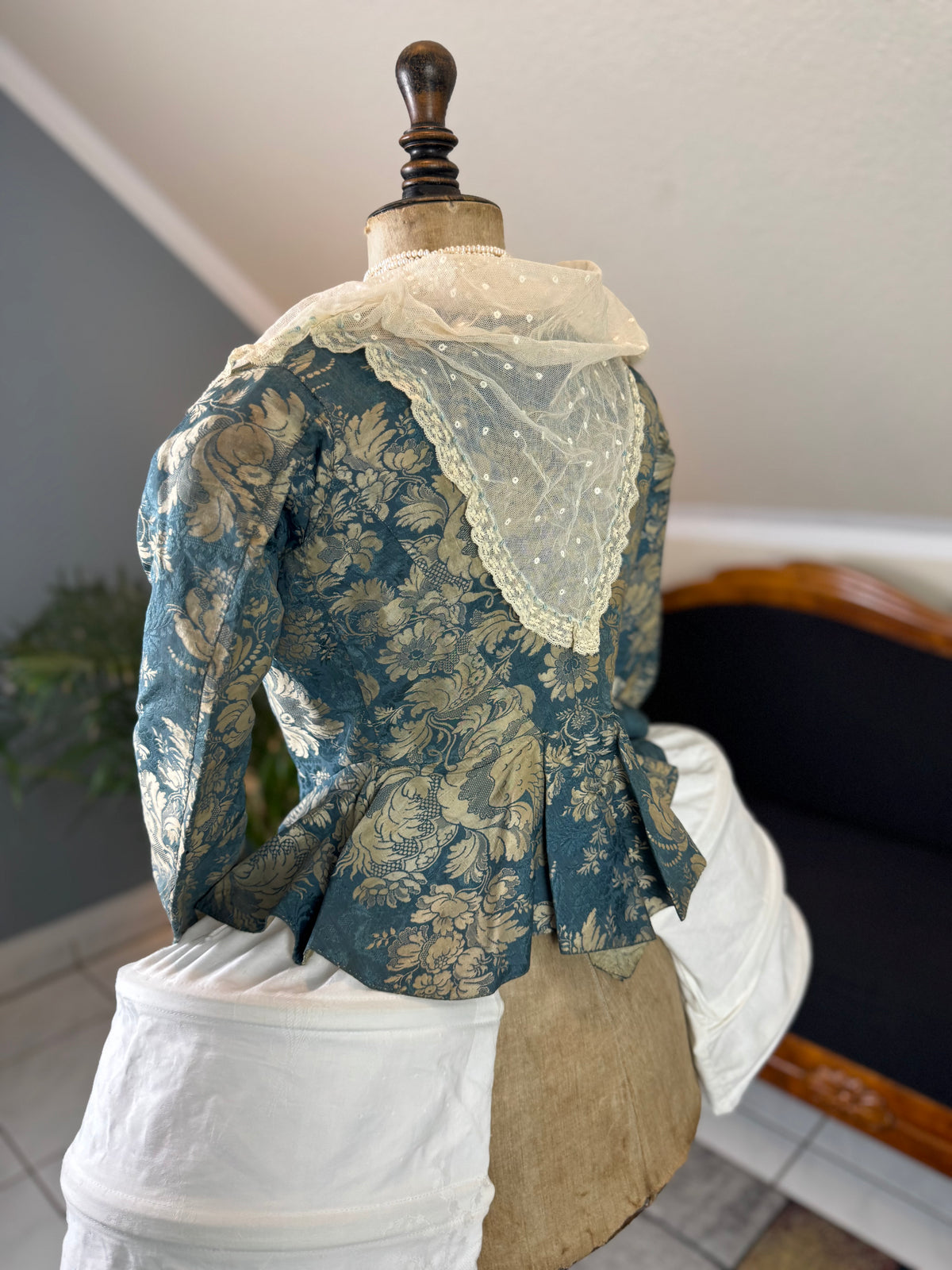 Rococo Caraco 1750 – Blue‑White Floral Silk, Riding‑Style Jacket