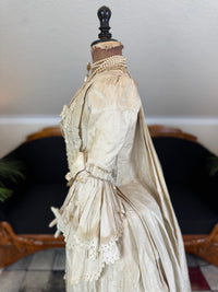 Robe rococo ivoire à la Française et jupon, ca. 1765