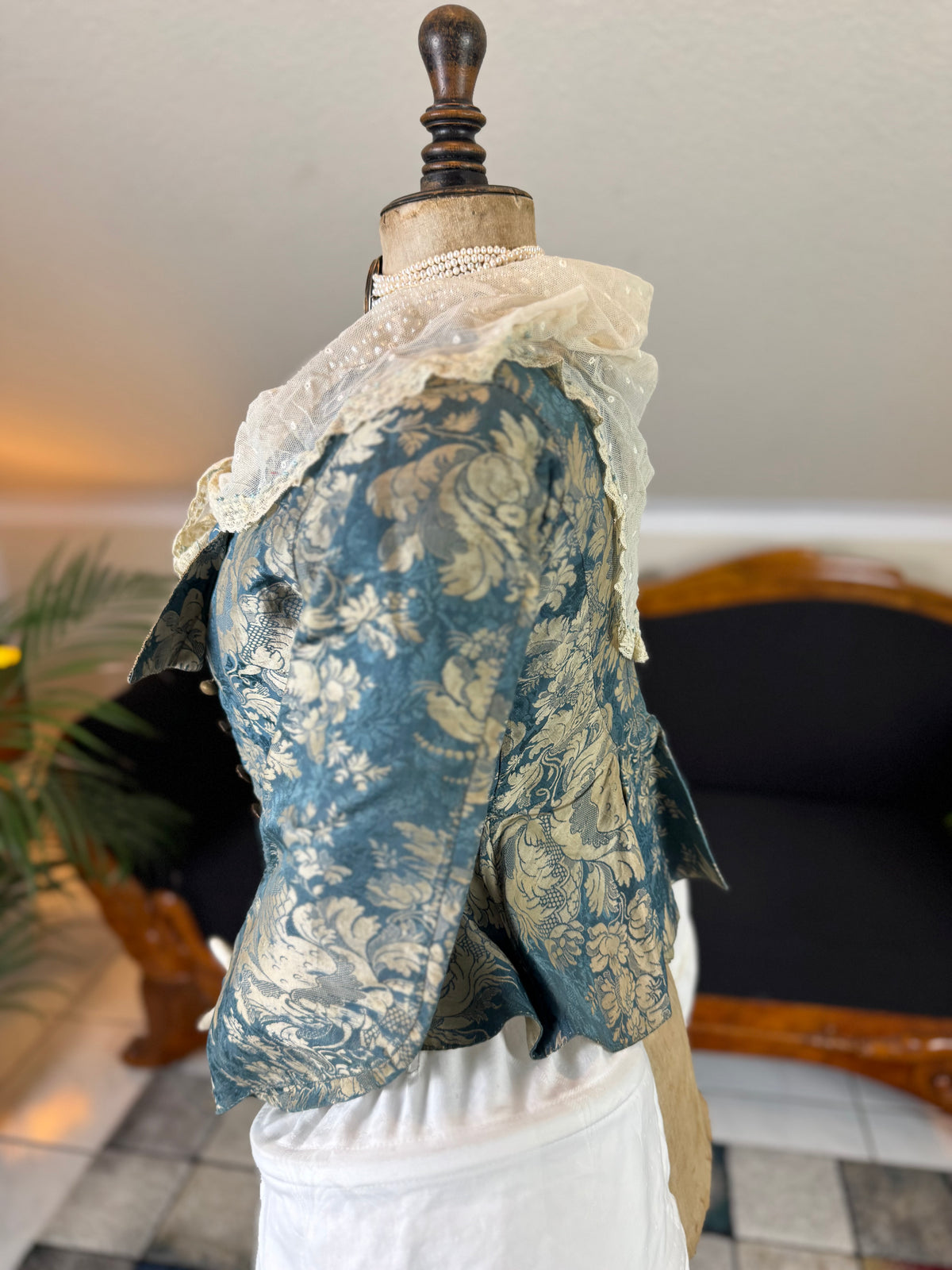 Rococo Caraco 1750 – Blue‑White Floral Silk, Riding‑Style Jacket