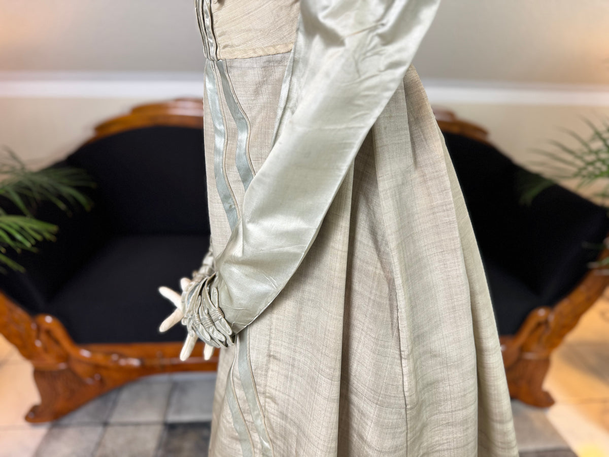 Robe du soir Empire en challis et satin bleu, vers 1815