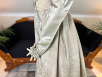 Robe du soir Empire en challis et satin bleu, vers 1815