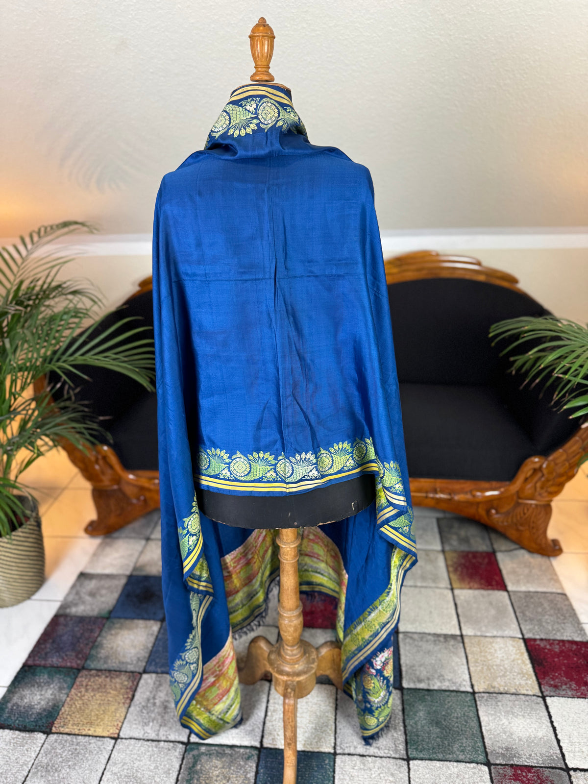 Rococo Elegance in Spitalfields Silk – Antique Stole, ca. 1790