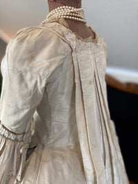 Robe rococo ivoire à la Française et jupon, ca. 1765
