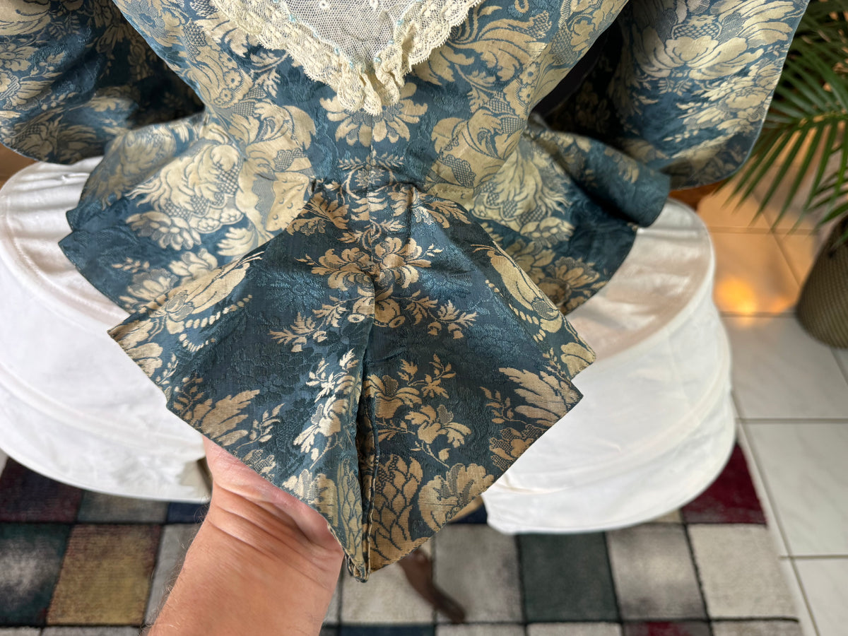 Rococo Caraco 1750 – Blue‑White Floral Silk, Riding‑Style Jacket