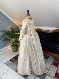 Robe rococo ivoire à la Française et jupon, ca. 1765
