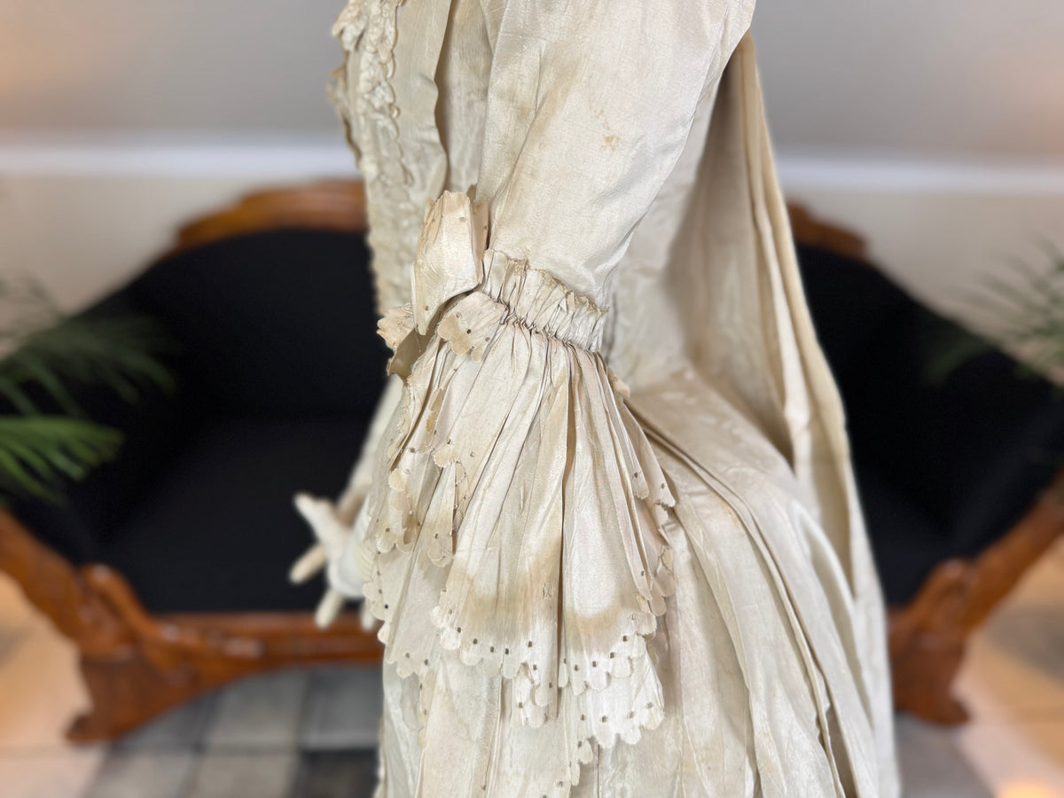 Robe rococo ivoire à la Française et jupon, ca. 1765