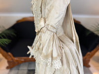 Robe rococo ivoire à la Française et jupon, ca. 1765