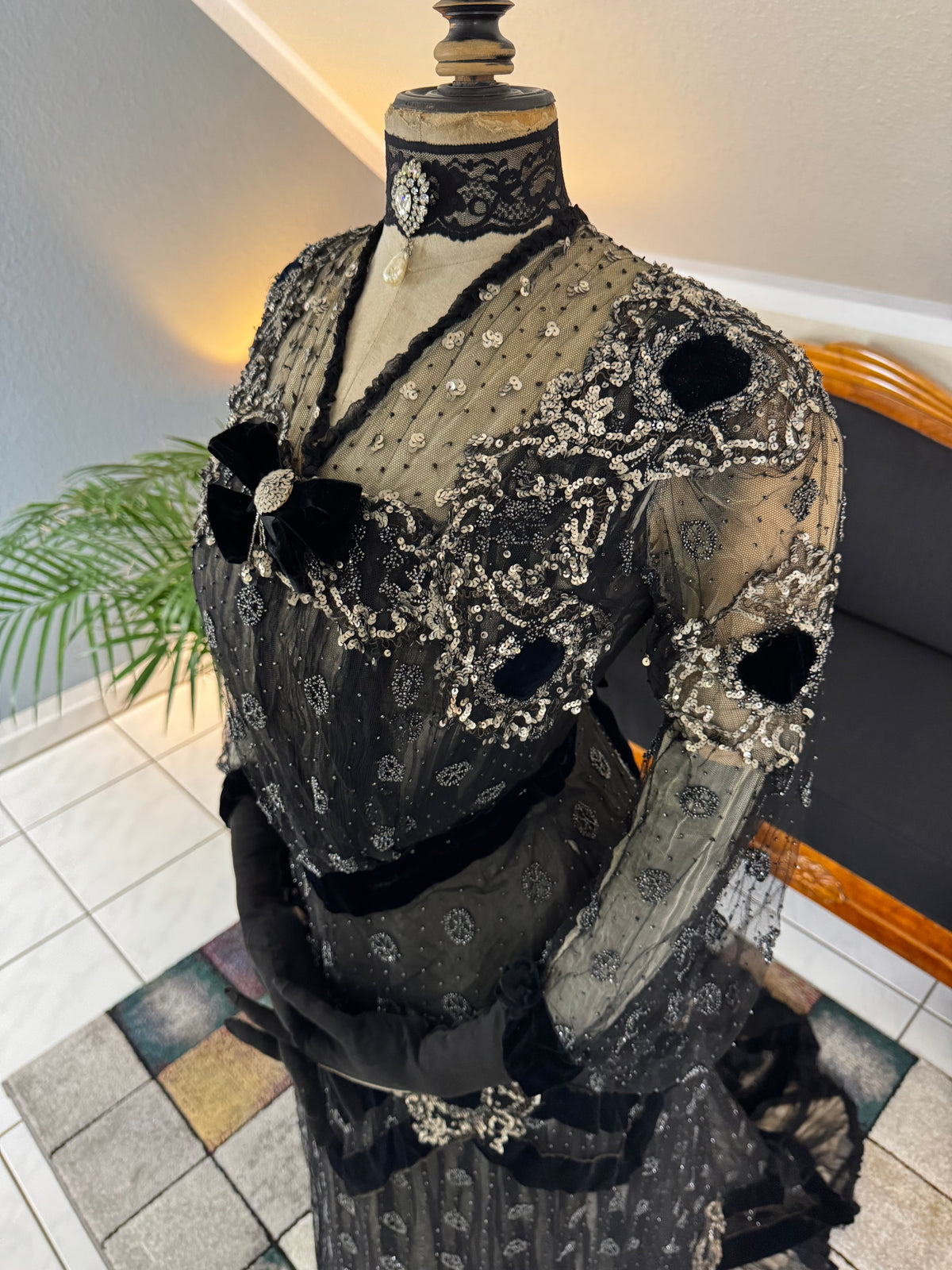 MARC WALTER Exceptional Evening Gown ca. 1904 – Parisian Couture Lace, Tulle & Velvet Masterpiece