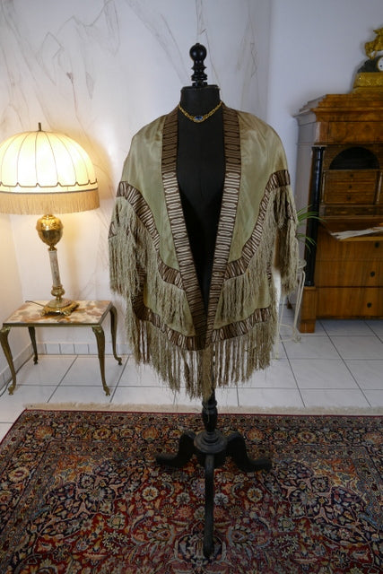 Robe cape à tournure, vers 1870