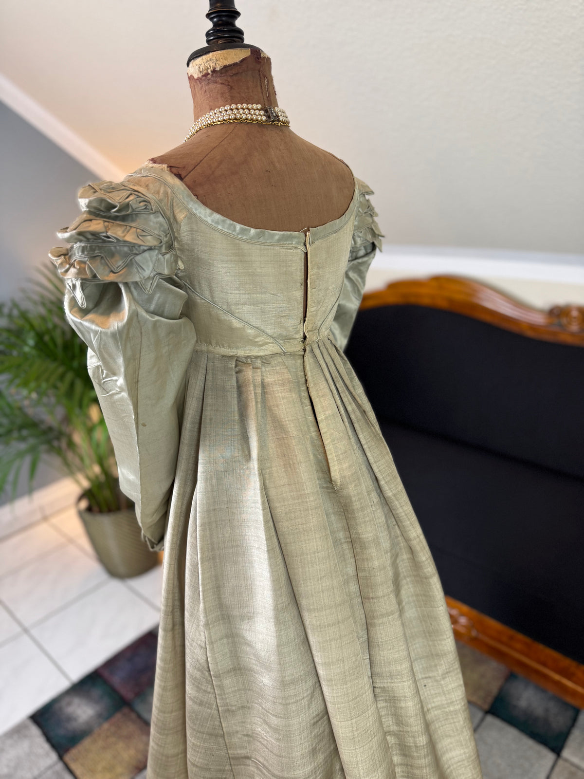 Robe du soir Empire en challis et satin bleu, vers 1815