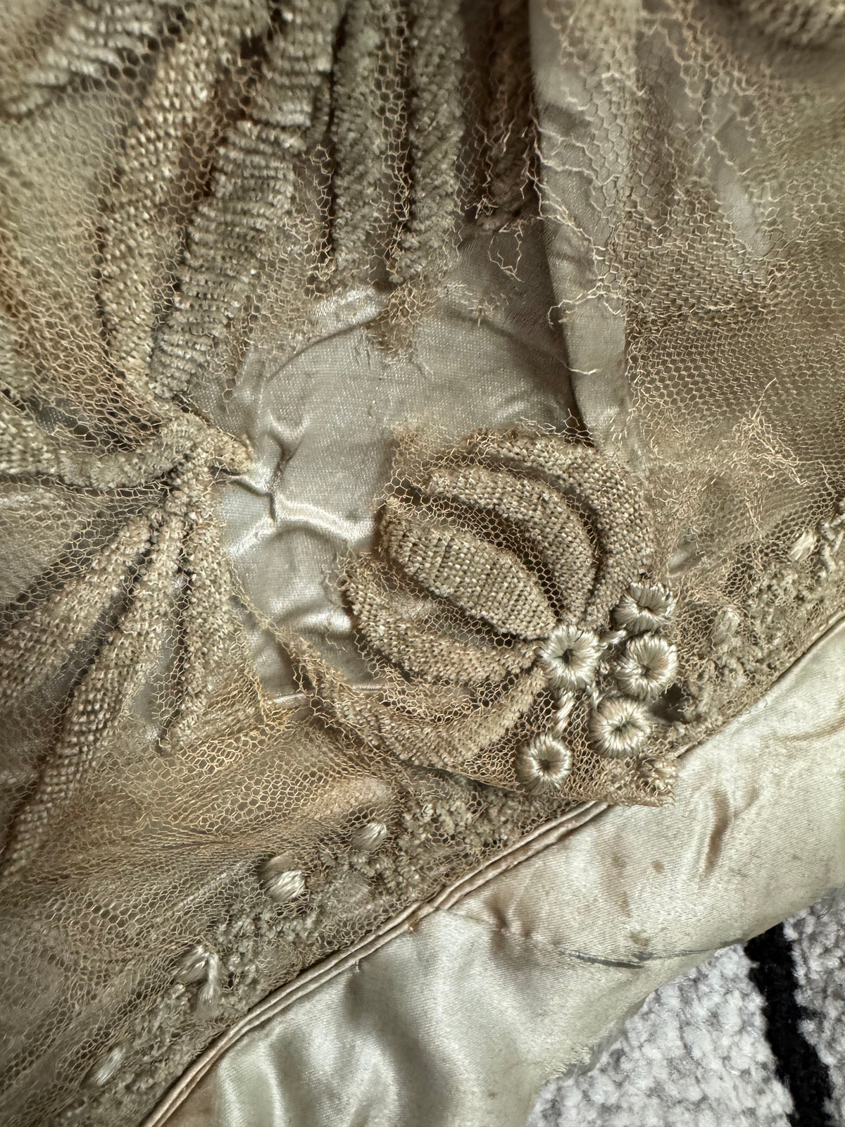Robe du soir Empire en challis et satin bleu, vers 1815