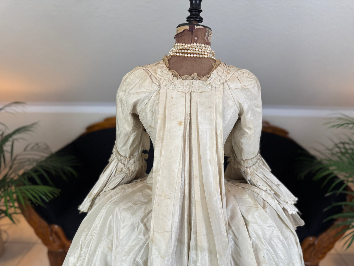 Robe rococo ivoire à la Française et jupon, ca. 1765