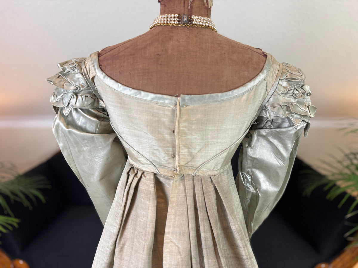 Robe du soir Empire en challis et satin bleu, vers 1815