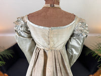 Robe du soir Empire en challis et satin bleu, vers 1815