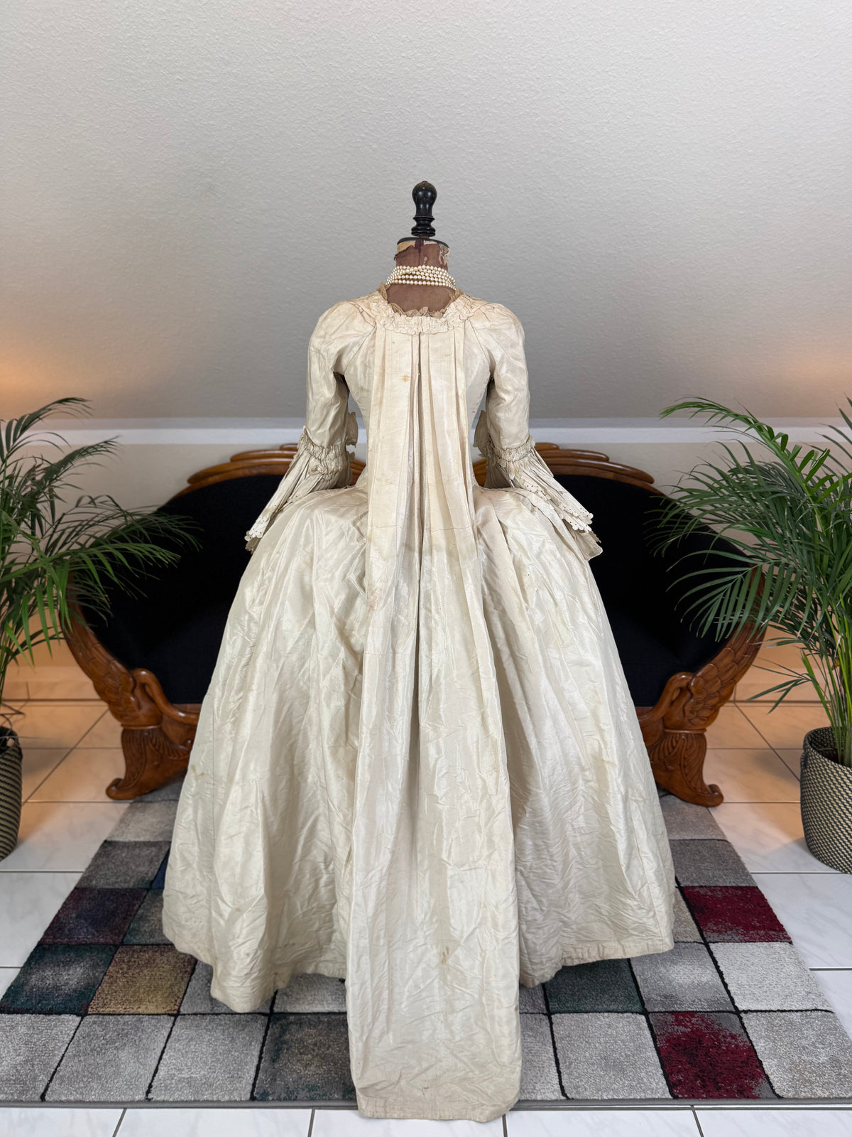 Robe rococo ivoire à la Française et jupon, ca. 1765