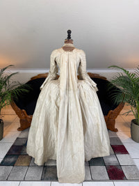 Robe rococo ivoire à la Française et jupon, ca. 1765