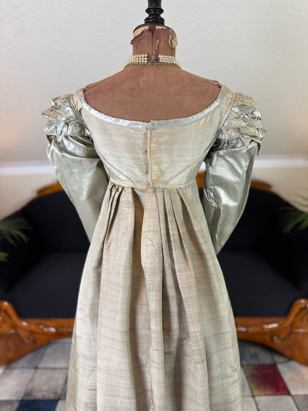 Robe du soir Empire en challis et satin bleu, vers 1815