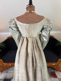 Robe du soir Empire en challis et satin bleu, vers 1815