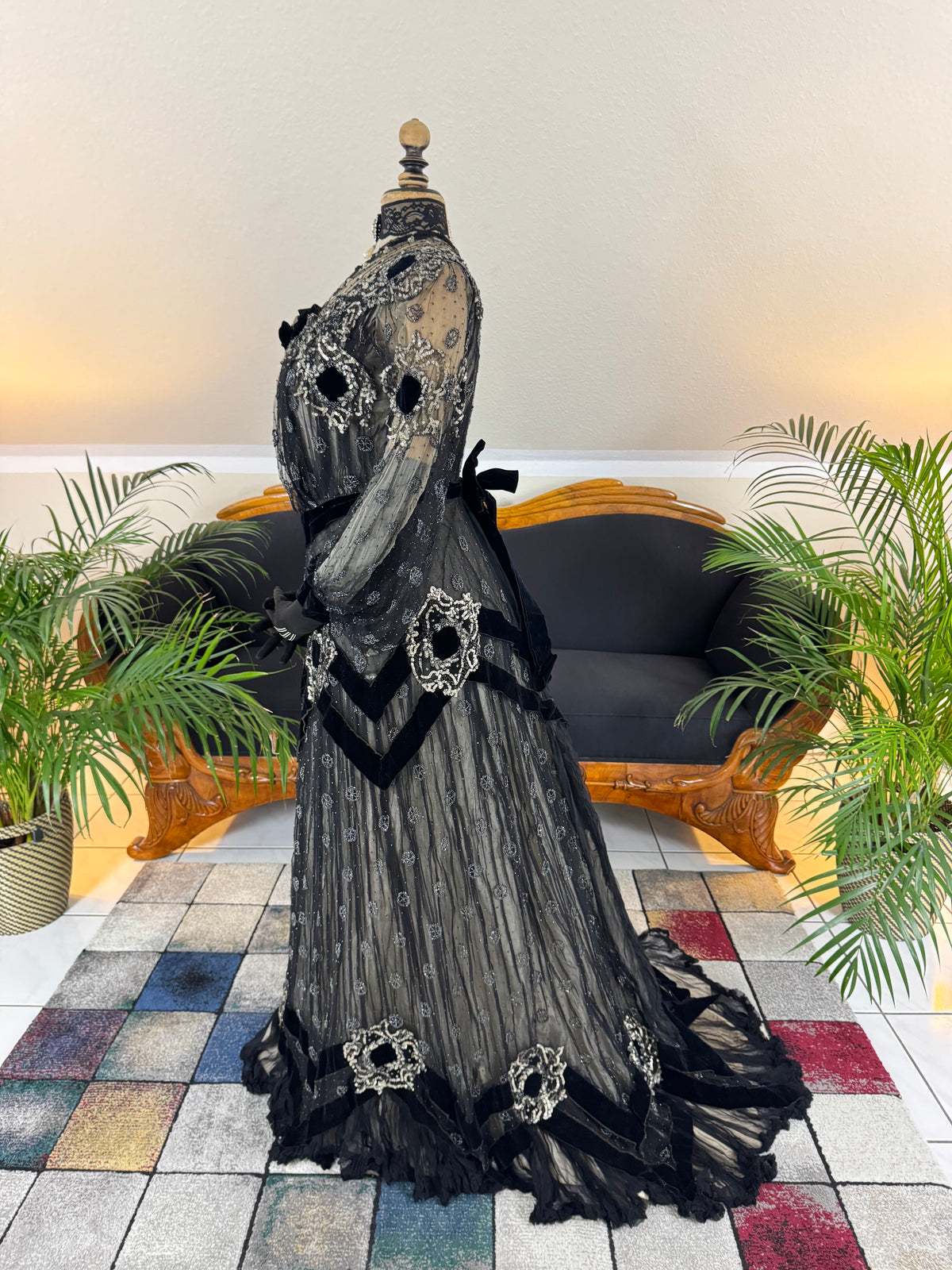 MARC WALTER Exceptional Evening Gown ca. 1904 – Parisian Couture Lace, Tulle & Velvet Masterpiece
