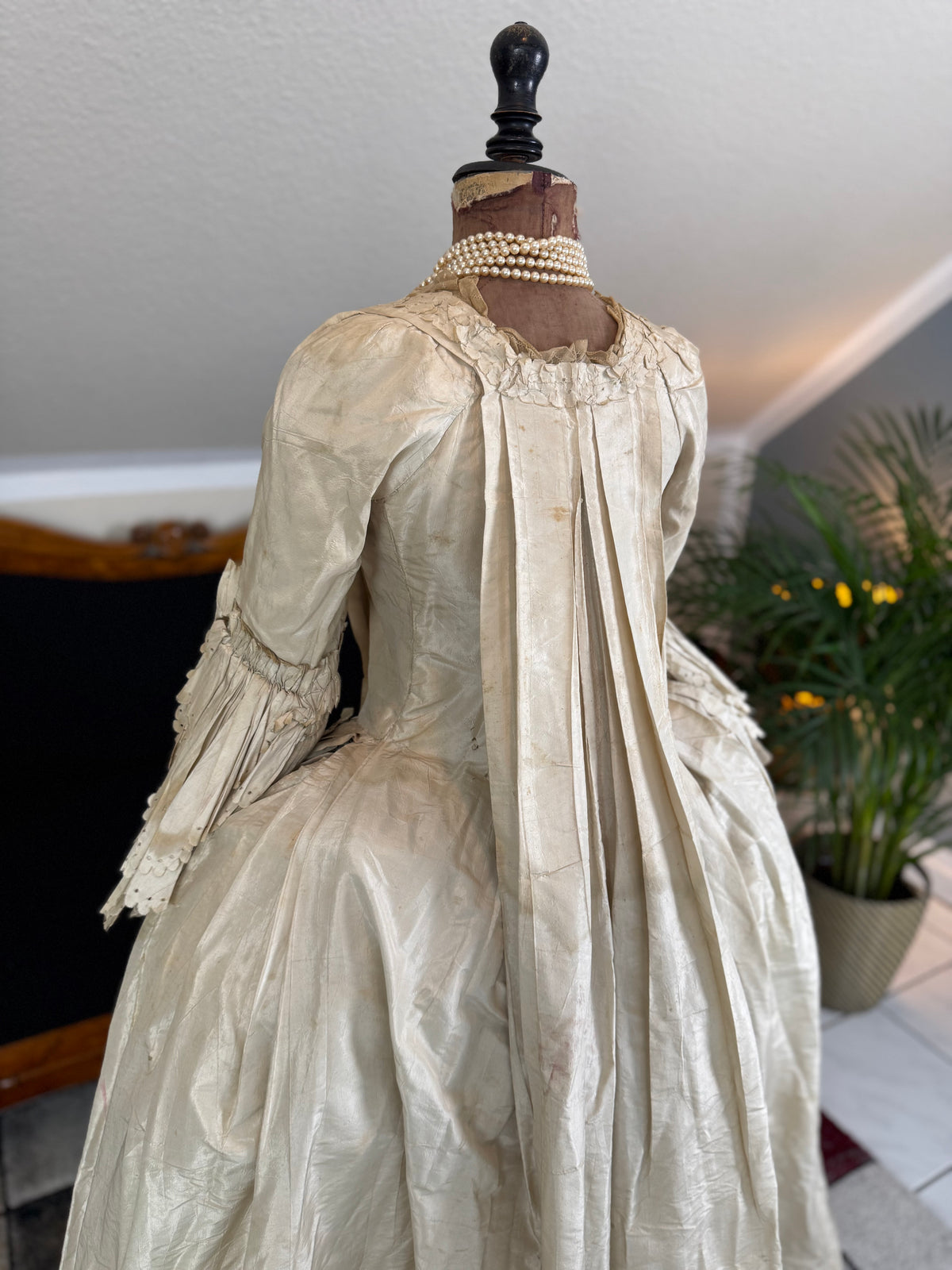 Robe rococo ivoire à la Française et jupon, ca. 1765